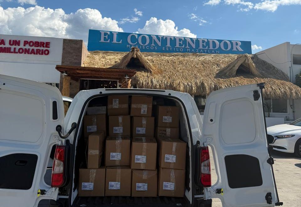 Camioneta de Sun Pacific Foods entregando en el restaurante El Contenedor