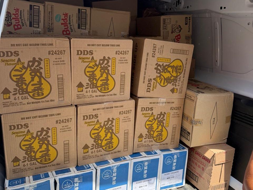 Camioneta cargada con cajas de producto oriental importado